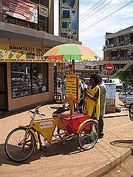 Kampala - de hoofdstad van Uganda; telefooncel-fiets