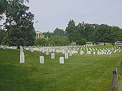 Arlington cemetary - vele witte grafstenen met het Arlington House op de achtergrond