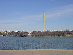 Het Jefferson Memorial - uitzicht over de Tidal basin met het Washington monument in de verte