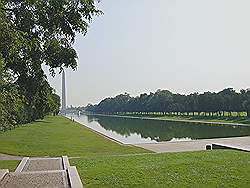 Het Lincoln Memorial - uitzicht over de spiegelvijver met het Washington monument op de achtergrond