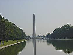 Het Lincoln Memorial - uitzicht over de spiegelvijver met het Washington monument op de achtergrond
