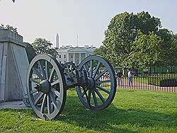 Het Witte huis - de voorkant met een standbeeld op de voorgrond en het Washington Monument op de achtergrond