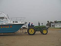 Haaien - de boot wordt weggesleept