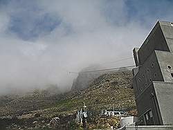 Kaapstad - kabelbaan naar de top van de Tafelberg; helaas in de wolken en de kabelbaan was gesloten vanwege de harde wind