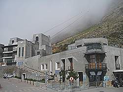 Kaapstad - kabelbaan naar de top van de Tafelberg; helaas in de wolken en de kabelbaan was gesloten vanwege de harde wind