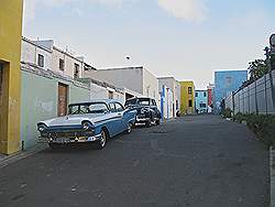 Kaapstad - centrum; oude buurt wordt opgeknapt; mooie auto's op straat