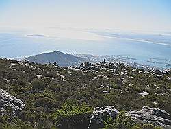 Tafelberg - in de verte ligt Robben Island; hier heeft Nelson Mandela jarenlang gevangen gezeten