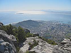 Tafelberg - in de verte ligt Robben Island; hier heeft Nelson Mandela jarenlang gevangen gezeten