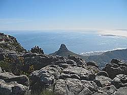 Tafelberg - in de verte ligt Robben Island; hier heeft Nelson Mandela jarenlang gevangen gezeten