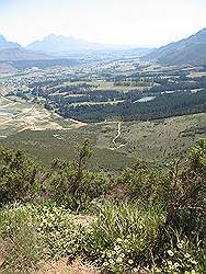 Wijngebied - Franschhoek pas; uitzicht over het plaatsje Franschhoek