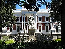 Kaapstad - VOC tuinenKaapstad - VOC tuinen; Houses of Parliament met een standbeeld van Koningin Victoria