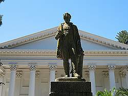 Kaapstad - VOC tuinen;  National Library met op de voorgrond een standbeeld van Sir George Grey, gouveneur van 1854 tot 1861