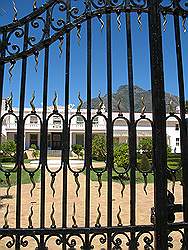 Kaapstad - VOC tuinen; Tuynhuys gebouwd rond 1700 als gastenverblijf, tegenwoordig het kantoor van de president