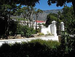 Kaapstad - VOC tuinen; Tuynhuys gebouwd rond 1700 als gastenverblijf, tegenwoordig het kantoor van de president