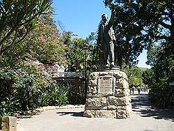 Kaapstad - VOC tuinen; een standbeeld van Cecil John Rhodes; vroegere premier van Zuid Afrika en grondlegger van Rhodesia, het huidige Zimbabwe