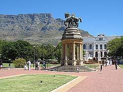 Kaapstad - VOC tuinen; Zuid Afrikaans museum op de achtergrond
