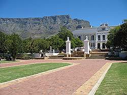 Kaapstad - VOC tuinen; Zuid Afrikaans museum met de Tafelberg op de achtergrond