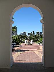 Kaapstad - VOC tuinen; uitzicht vanaf de ingang van het Zuid Afrikaans museum