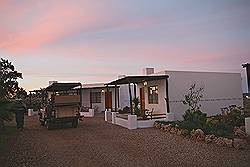 Safari - terugkomst bij de Inverdoorn Lodge met mooie zonsondergang