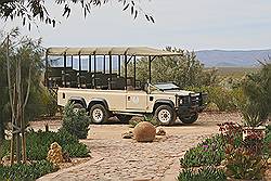 Safari - Inverdoorn Lodge; de Landrover staat klaar voor de ochtendsafari