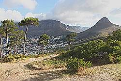 Signal Hill - rechts de 'lionhead'; links de tafelberg met wolk (tafelkleed)