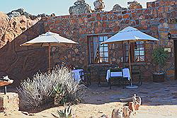 Kagga Kamma - Bushmen Lodge; de tafeltjes voor het ontbijt staan al klaar