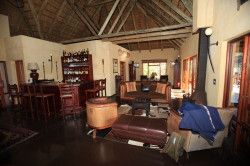 Shibula Lodge - centrale ruimte voor diner/ drankje