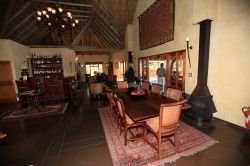 Shibula Lodge - centrale ruimte voor diner/ drankje