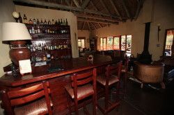 Shibula Lodge - centrale ruimte voor diner/ drankje