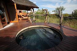 Madikwe - de Madikwe Safari Lodge; de kamers; het buitenbad