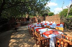 Madikwe - de Madikwe Safari Lodge; de voorbereidingen voor het diner zijn al in volle gang