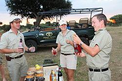 Madikwe - safari; zonsondergang - dus tijd voor een drankje