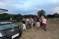 Madikwe - safari; zonsondergang - dus tijd voor een drankje