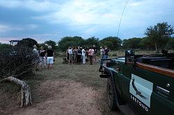 Madikwe - safari; zonsondergang - dus tijd voor een drankje