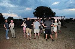 Madikwe - safari; zonsondergang - dus tijd voor een drankje