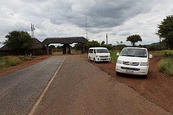 Madikwe - de busjes bij de uitgang van het park