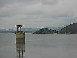 de Usuma dam; toren waarmee het water wordt afgetapt