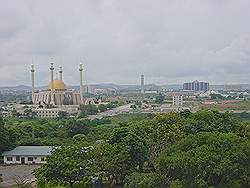Uitzicht over de stad; moskee op de voorgrond met daarachter een kerk
