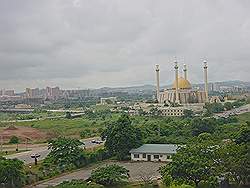 Uitzicht over de stad; moskee op de voorgrond