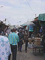 Grote markt; voor alle boodschappen zoals eten, matrassen, kleding, meubelen, enz.