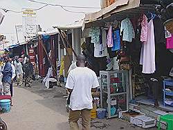 Grote markt; voor alle boodschappen zoals eten, matrassen, kleding, meubelen, enz.