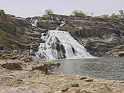 de Gurara watervallen in de droge tijd; beklimmen van de waterval