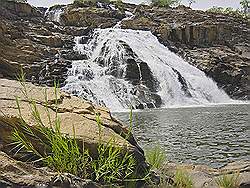 de Gurara watervallen in de droge tijd; beklimmen van de waterval