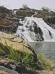 de Gurara watervallen in de droge tijd; beklimmen van de waterval