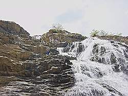 de Gurara watervallen in de droge tijd; beklimmen van de waterval