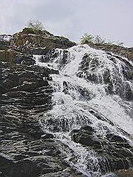 de Gurara watervallen in de droge tijd; beklimmen van de waterval