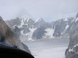 Talkeetna - rondvlucht met een C185 langs mount McKinley; vliegen door 747-alley; je kan er zelfs met een B747 tussendoor vliegen ............ zegt men?!