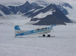 Talkeetna - rondvlucht met een C185 langs mount McKinley; er komt nog een vliegtuig aan