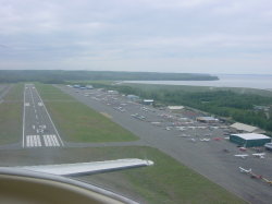Vliegen met een C172 van Mustang Aviation - Birchwood airport, ten zuiden van Palmer airport; even een touch & go maken