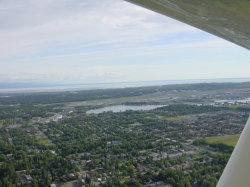 Beaver Air Taxi -  terugvliegen naar Anchorage; Lake Spenard in de verte